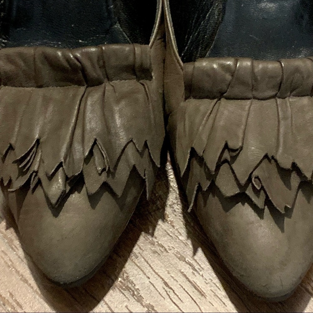 Mario VALENTINO grey leather heels. Made in Italy. Size 7.5 - Picture 3 of 6